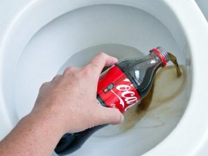 Sử dụng coca cola thông bồn cầu