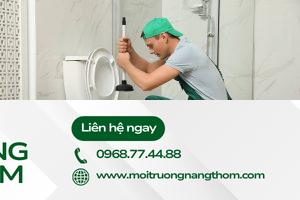 Thông bồn cầu bị tắc bằng cây thụt