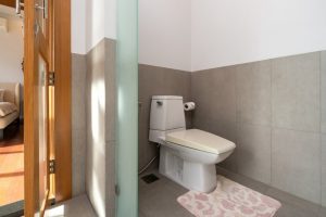 Bồn cầu dội nước không xuống