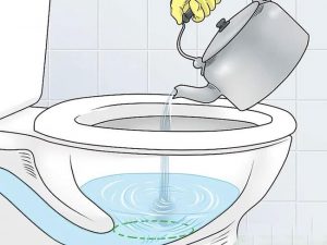 Xử lý bồn cầu nghẹt vải bằng nước nóng