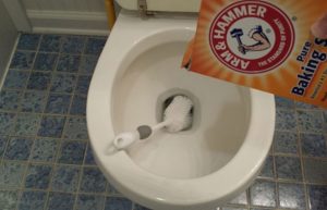 Dùng Baking Soda để tẩy trắng bồn cầu