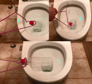 Dùng móc quần áo thông bồn cầu