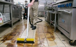 Nên dùng nước lau chuyên dụng để lau sàn mỗi ngày