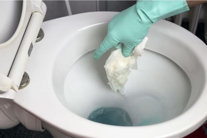 tắc giấy vệ sinh