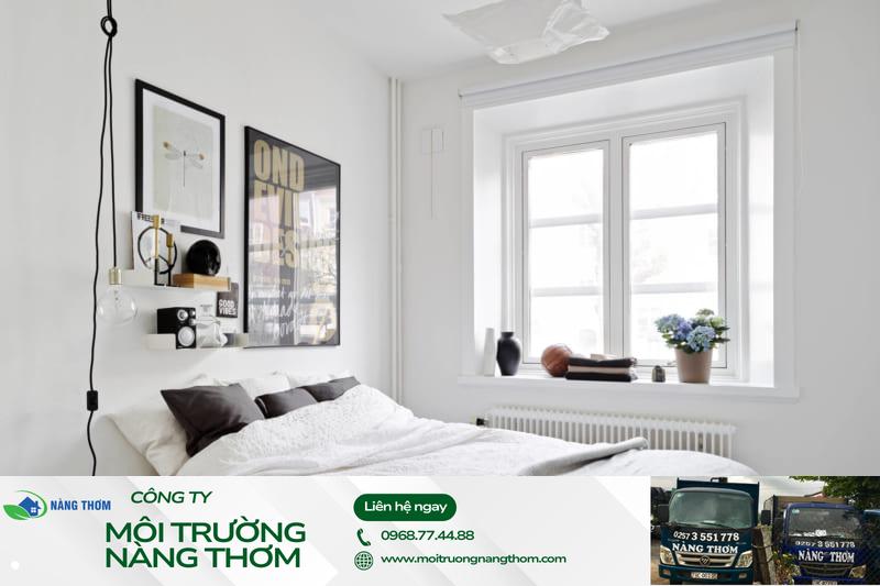 giường ngủ kê sát nhà vệ sinh