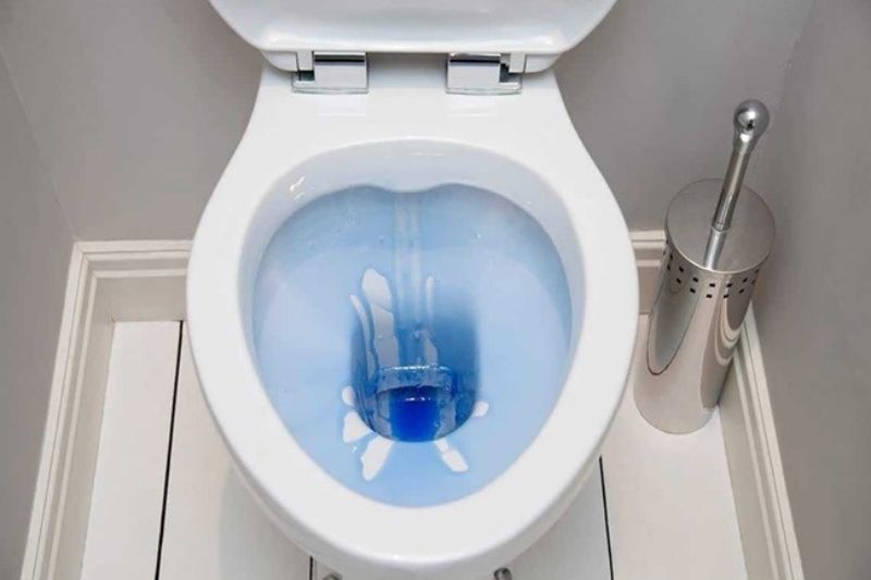 Cần đảm bảo an toàn và vệ sinh khi xử lý bồn cầu bị ngập nước