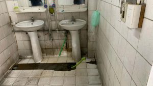 Sàn nhà vệ sinh bị thấm