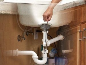 Cách chữa tắc cống nhà vệ sinh bằng móc phơi quần áo