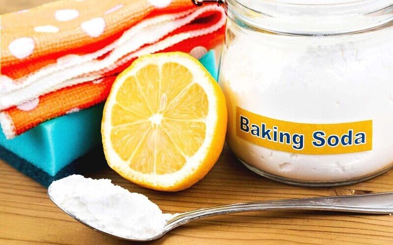 Cách tẩy quần áo bị mốc chấm đen với bột baking soda và chanh tươi