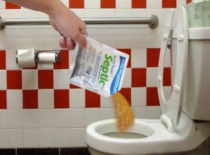 Xử lý bồn cầu xả nước bị trào ngược bằng bột thông cầu