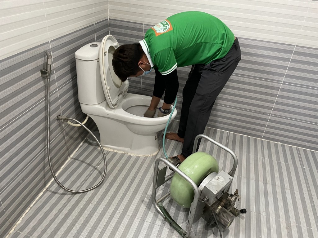 chi phí thông nghẹt nhà vệ sinh