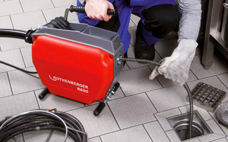 thông nghẹt nhà vệ sinh