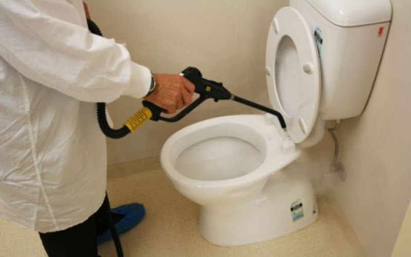 Thường xuyên vệ sinh và không xả rác giúp tránh nghẹt cống