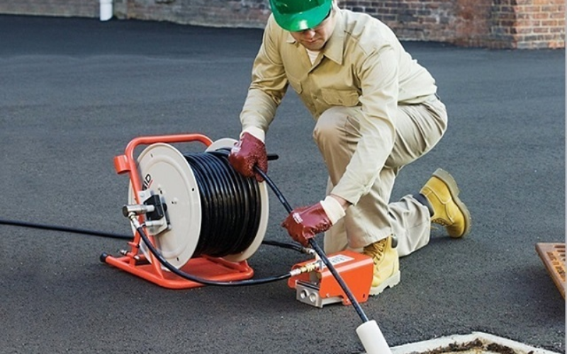 Quy trình thông cầu cống nghẹt tại xã Hòa Xuân diễn ra chuyên nghiệp