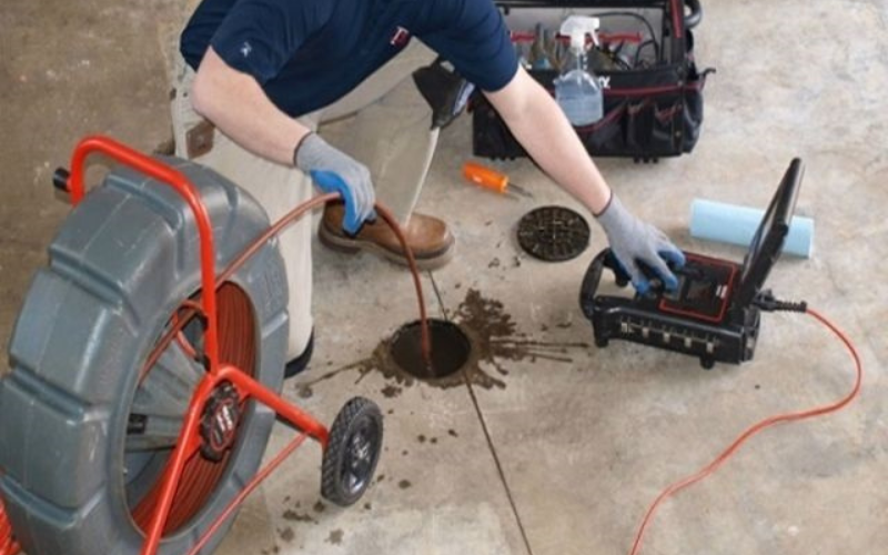 Quy trình thông cầu cống nghẹt tại xã Hòa Xuân diễn ra chuyên nghiệp