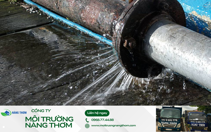 Đường ống nước rò rỉ gây lãng phí nước, hư hỏng tài sản
