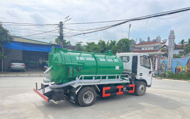 Nàng Thơm hút hầm cầu chân không, sạch sẽ, không cần đập phá